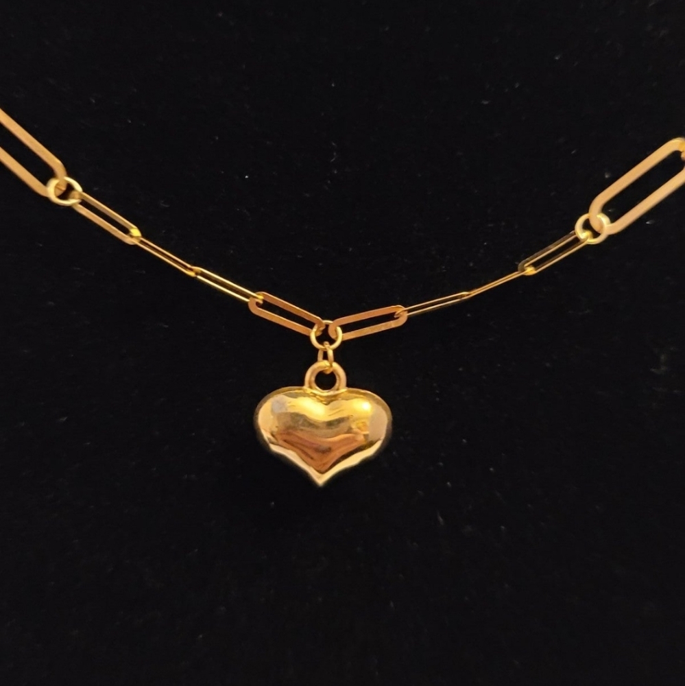 18 k real saudi gold paperclip with heart center .Necklace is 18 inches